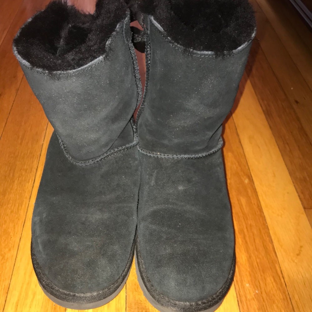 Used UGG Bailey bow tie size 7